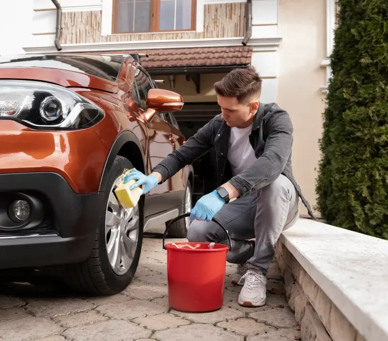 Lavage auto à domicile Saint-Jean-sur-Vilaine : professionnel intervenant sur un véhicule